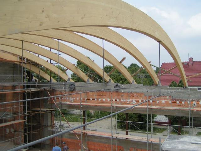 Drevená lepená konštrukcia, lepené lamelové nosníky - Polyfunkčný objekt Dunajská Lužná
